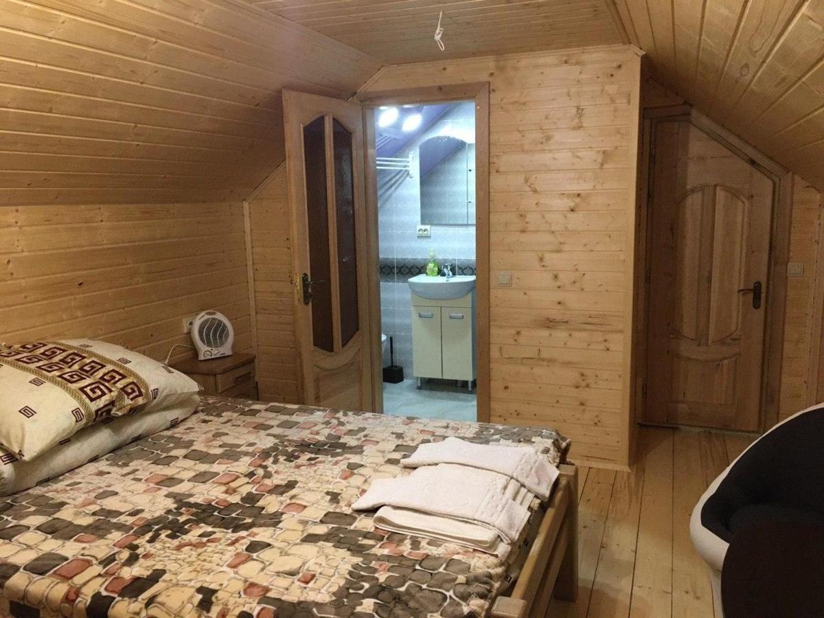 Тримісний номер з видом на гори